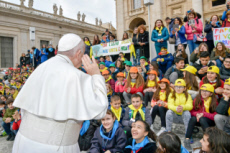 Le Pape va à la rencontre d'un groupe d'enfants place Saint Pierre.