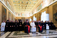 Le Pape rencontre au Vatican les participants à un colloque oecuménique.