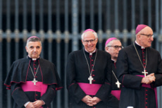 Mgr. Dominique LEBRUN, Mgr Antoine HEROUARD et Mgr Jean-Luc BRUNIN.