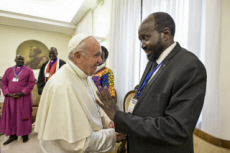 Le pape François converse avec Salva Kiir MAYARDIT, prdt du Sud Soudan.