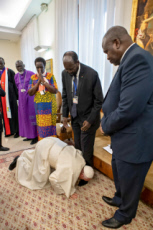 Le pape François embrassant les pieds de Salva Kiir MAYARDIT.