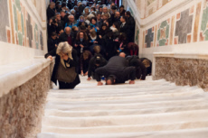 Rome, pèlerins franchissant le Saint Escalier Santa Scala à genoux.