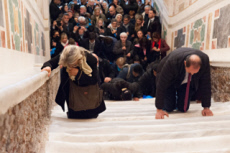 Rome, pèlerins franchissant le Saint Escalier Santa Scala à genoux.