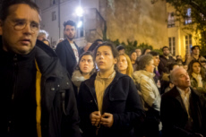 15/04/19: Foule recueillie pendant l'incendie Notre Dame de Paris