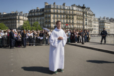 Séminariste lors du Chemin de croix à Paris.