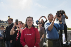 Touristes prenant des photos lors du Chemin de croix à Paris.