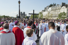 19/04/19 : Chemin de croix dans le quartier de la cathédrale Notre Dame à Paris