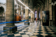 Vue intérieure de la cathédrale Notre-Dame de Paris depuis l'incendie.
