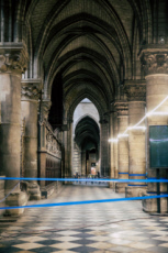 Vue intérieure de la cathédrale Notre-Dame de Paris depuis l'incendie.