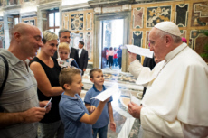 Le pape François et des membres de la structure "Comunita Emmanuel".