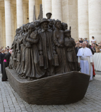 Place Saint Pierre, sculpture représentant des migrants sur un radeau.