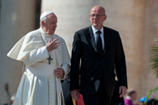 Le pape François parlant avec  Domenico GIANI