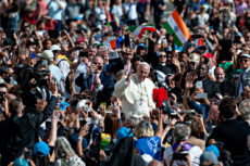 Le pape François saluant la foule.