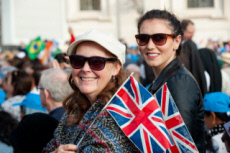 Fidèles d'origine britannique à la messe de canonisation de cinq bienheureux.