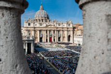 Messe de canonisation de cinq bienheureux place Saint Pierre au Vatican.