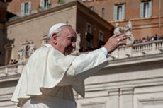 Le pape François saluant.