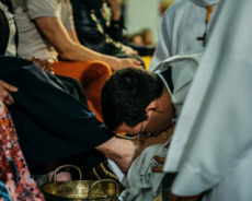 Lavement des pieds durant la célébration de la messe du Jeudi saint.