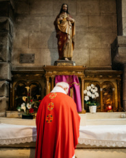 Prêtre devant un tabernacle.