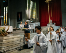 Animateur des chants liturgiques et servants de messe.