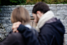 Couple au sanctuaire de Lourdes.