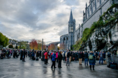 Prière des laudes célébrée à la grotte de Massabielle au sanctuaire de Lourdes