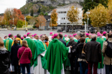 Lourdes, évêques et laïcs lors d'une sortie de messe.