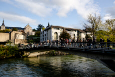 Pont franchissant la rivière à Lourdes.