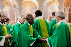Messe célébrée en la basilique Notre Dame du Rosaire à Lourdes.