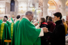 Messe célébrée en la basilique Notre Dame du Rosaire à Lourdes.