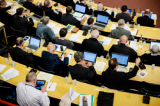 Séance de travail "Territoire et paroisse" dans l'hémicycle à Lourdes.