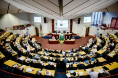Séance de travail "Territoire et paroisse" dans l'hémicycle à Lourdes.