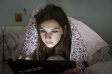 Adolescente et tablette électronique.