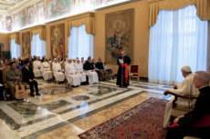 Le Pape et des français engagés dans diverses congrégations et mouvements.