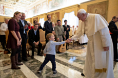 Le Pape et des français engagés dans diverses congrégations et mouvements.