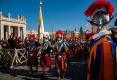 La Garde suisse pontificale défilant sur la place Saint Pierre au Vatican.