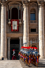 La Garde suisse pontificale défilant sur la place Saint Pierre au Vatican.