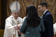 Le pape François baptisant un bébé.