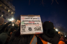 Paris, retraite aux flambeaux contre le projet de loi de réforme des retraites.