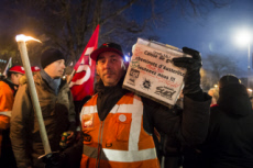 Paris, retraite aux flambeaux contre le projet de loi de réforme des retraites.