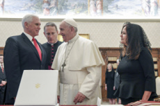Le pape François reçoit Mike PENCE en audience privée au Vatican.