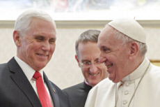 Le pape François reçoit Mike PENCE en audience privée au Vatican.