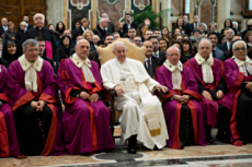 Le pape François rencontre les memebres du Tribunal de la Rote Romaine.