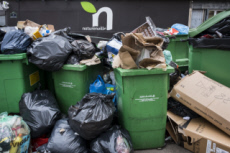 Amoncellement d'ordures à Paris.