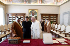 Le pape reçoit le prince héritier du royaume de Bahreïn.