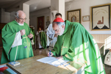 Le Card. Cristobal LOPEZ ROMERO prend possession de son église titulaire.