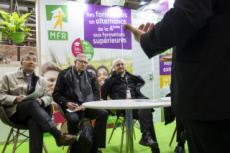 Evêques français au salon de l'agriculture à Paris.