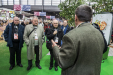 Evêques français au salon de l'agriculture à Paris.
