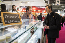 Evêques français au salon de l'agriculture à Paris.