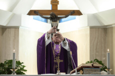 Coronavirus, le pape François célébre la messe quotidienne.