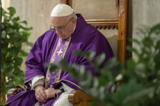 Le pape François célébre la messe quotidienne.